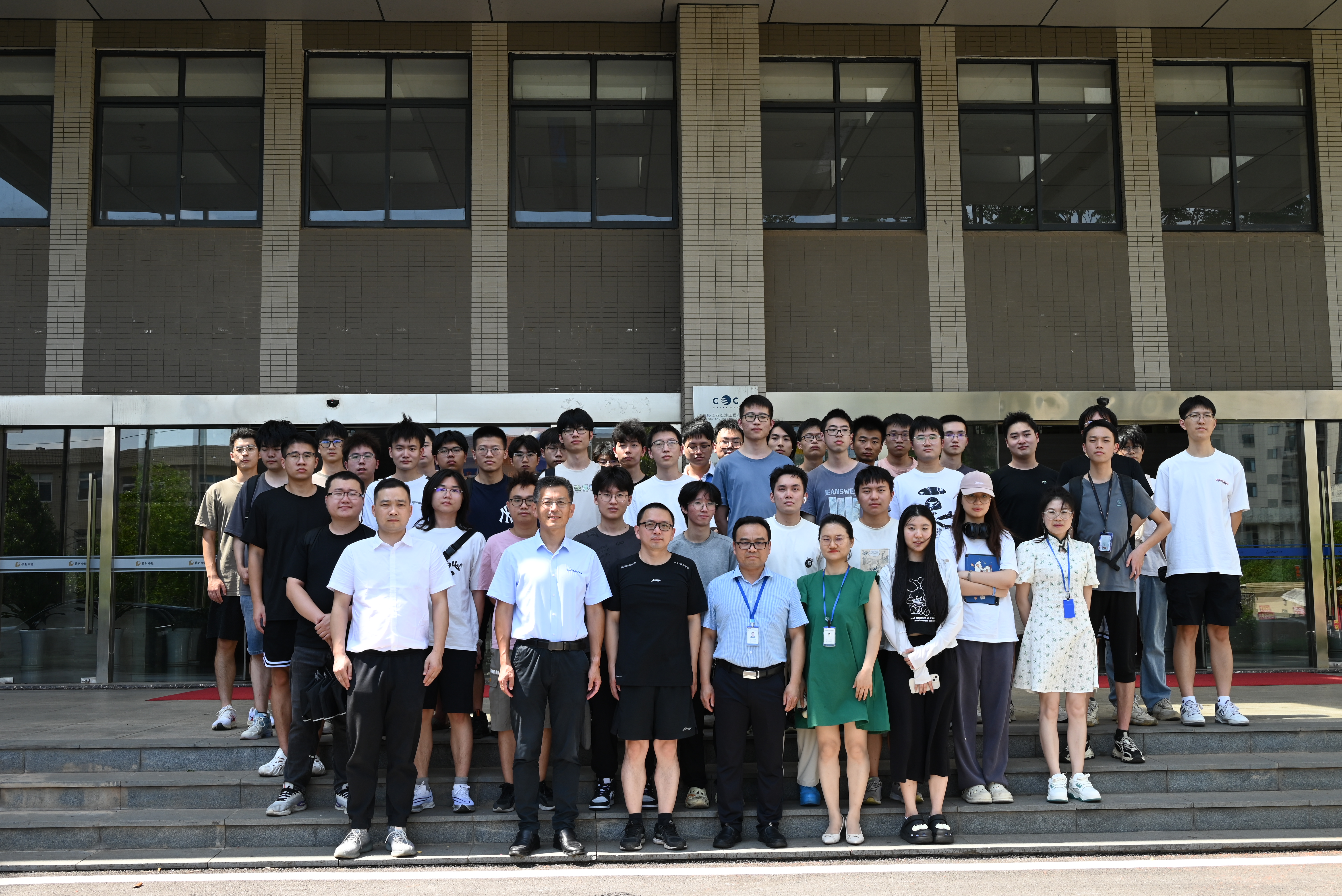 湖南大学信息与工程学院师生一行到访中轻长泰参观交流